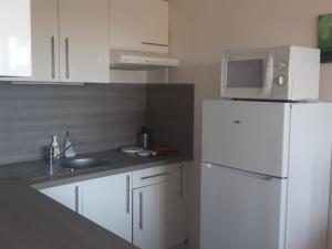 Kuchyň nebo kuchyňský kout v ubytování T2 Rez-de-Chaussée, Plage d'Argos, Piscine, Accès Direct Plage, Parking, 4 Pers, Port Leucate - FR-1-798-30
