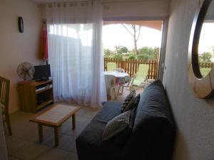 TV a/nebo společenská místnost v ubytování T2 Rez-de-Chaussée, Plage d'Argos, Piscine, Accès Direct Plage, Parking, 4 Pers, Port Leucate - FR-1-798-30