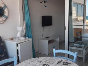 TV a/nebo společenská místnost v ubytování T2 Coquet 40m², Parking Sécurisé, Proche Plage - FR-1-798-22