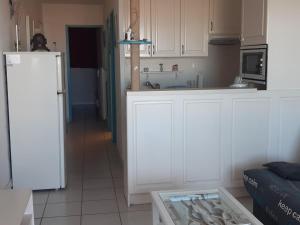 Kuchyň nebo kuchyňský kout v ubytování T2 Coquet 40m², Parking Sécurisé, Proche Plage - FR-1-798-22