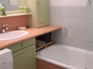 Koupelna v ubytování T2 Coquet 40m², Parking Sécurisé, Proche Plage - FR-1-798-22 + 4 fotografie