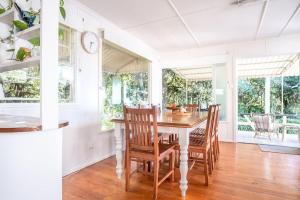 ein Esszimmer mit Tisch und Stühlen in der Unterkunft Wara Wara on Moffat Beach Foreshore in Caloundra