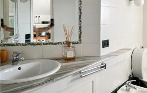 Ένα μπάνιο στο Lovely Apartment In Siracusa With Wifi +5 φωτογραφίες