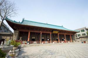 a building with a sign on the front of it at Vienna Hotel Xi'an Zhonglou in Xi'an