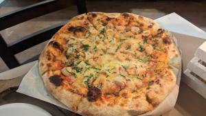 a large pizza sitting on top of a table at Vibes Aurik in Quito