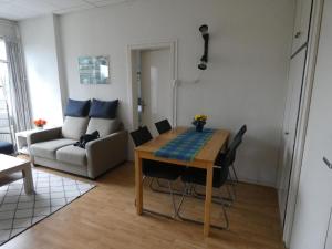 a living room with a table and a couch at Schönes Ferienhaus mit Terrasse und Garten in Lichtenau