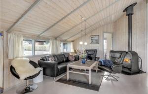Una sala de estar con un sofá y sillas y una mesa. en Holiday Home Havremarken, en Hejls