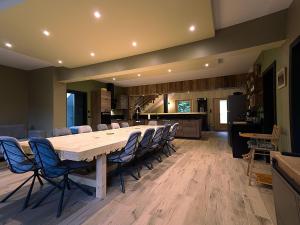 ein großes Esszimmer mit einem langen Tisch und Stühlen in der Unterkunft Chalet familial avec salle de jeux et spa, près de Gérardmer, pour 15 pers. - FR-1-589-647 in Ban-sur-Meurthe-Clefcy