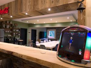 ein kleiner Fernseher auf einer Theke in der Unterkunft Chalet familial avec salle de jeux et spa, près de Gérardmer, pour 15 pers. - FR-1-589-647 in Ban-sur-Meurthe-Clefcy