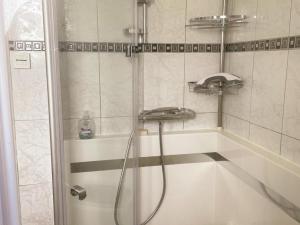 Bilik mandi di Gîte tout confort avec jardin, 3 chambres, proche de Beauval et Châteaux de Loire - FR-1-491-447 +25 gambar