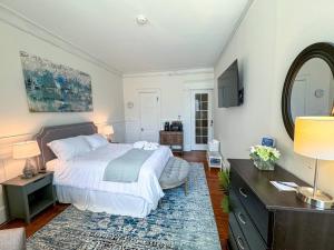 Gallery image of Pvt Room, St Marys, Fenway, Longwood, Green Line in Longwood Station