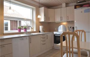 Kuchyň nebo kuchyňský kout v ubytování Holiday Home Holmsland Klitvej Ringkøbing
