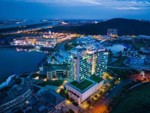 长沙长沙大王山假日酒店的夜晚的城市鸟瞰图