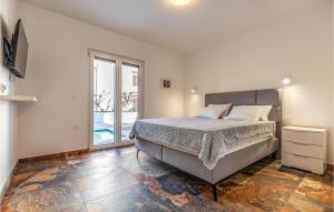 sypialnia z łóżkiem i dużym oknem w obiekcie Pet Friendly Apartment In Madulin w Medulinie +32 zdjęcia