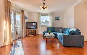 TV a/nebo společenská místnost v ubytování Stunning Apartment In Medulin With Wifi