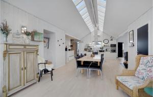 una cucina e un soggiorno con tavolo e sedie di Four-Bedroom Holiday Home In Tarm a Tarm
