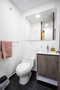 Chapinero Balcón fast Wifi Bares LGBTQ Theatron في بوغوتا: حمام مع مرحاض ومغسلة ومرآة +25 صورة