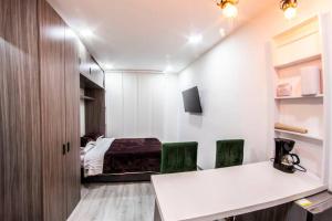 Chapinero Balcón fast Wifi Bares LGBTQ Theatron في بوغوتا: غرفة بسرير وكرسيين اخضر