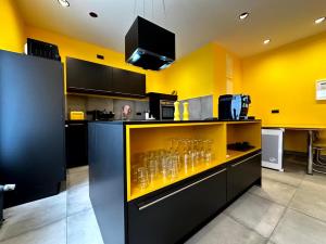 eine Küche mit einer Theke mit Brille darauf in der Unterkunft casa ECH Ferienhaus Oberelsbach in Oberelsbach