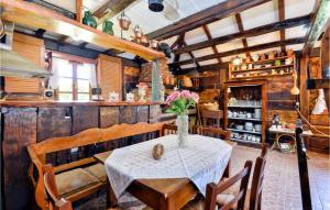 Restaurace v ubytování Gorgeous Home In Breznica With Sauna