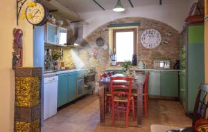 Kuchyň nebo kuchyňský kout v ubytování Nice Apartment In Castilenti With Wifi