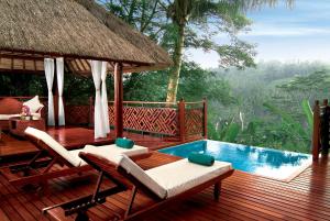 Bazén v ubytování Kupu Kupu Barong Villas and Tree Spa by L’OCCITANE nebo v jeho okolí