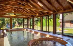 kryty basen z dużym pokojem z oknami w obiekcie Lovely Home In Novo Zvecevo With Sauna w mieście Novo Zvecevo