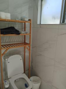 bagno con servizi igienici bianchi in camera di private guest suite at sorrento a Gold Coast