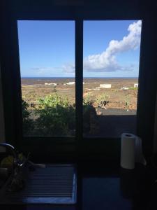 okno w pokoju z widokiem na pole w obiekcie Finca mit Pool und herrlichem Meerblick w mieście Playa Blanca