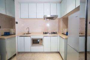 Kuhinja ili čajna kuhinja u objektu Shenzhen Binhe Impression Hotel Apartments