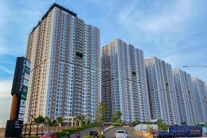 RawalembangにあるGood and Simply Studio Tokyo Riverside PIK 2 Apartment By Travelioの都市にある高層ビルの集まり