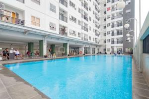 Πισίνα στο ή κοντά στο Cozy 2BR Apartment Mekarwangi Square Cibaduyut By Travelio