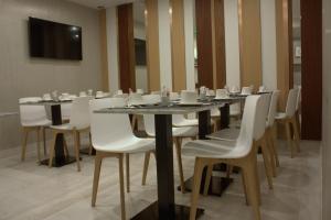 a conference room with a table and white chairs at Le Malown in Paris