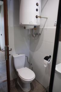 ein Badezimmer mit weißer Toilette und Waschbecken in der Unterkunft Dom K2 in Pińczów + 16 Fotos