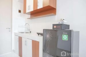 eine Küche mit Kühlschrank und Spüle in der Unterkunft Comfortable Studio Room at Tokyo Riverside Apartment By Travelio in Rawalembang + 5 Fotos