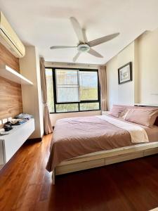a bedroom with a bed and a ceiling fan at Appartement de 2 chambres à Naiharn Beach in Rawai Beach