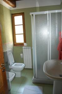 バーニ・ディ・ルッカにあるCasa Ulqiniのバスルーム(トイレ、洗面台、シャワー付)