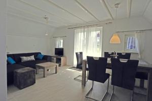 a living room with a couch and a table at Ferienhaus Lillian mit großer Terrasse in Anjum