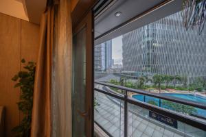 a room with a window with a view of a pool at Shenzhen Binhe Impression Hotel Apartments in Shenzhen