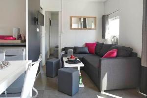 Posezení v ubytování Ferienhaus in Wackersdorf mit Whirlpool, Terrasse und Grill