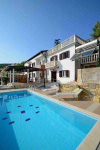 a large swimming pool in front of a building at Ferienhaus 'Villa Ivisa' mit eigenem Pool in Rabac