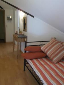 a bedroom with a bed and a table with a desk at Ferienwohnung mit herrlichem Moselblick in Piesport