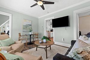 Μια τηλεόραση ή/και κέντρο ψυχαγωγίας στο New! 2BR near Lake at Anchor Bay
