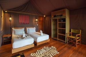 a bedroom with two beds in a tent at Gili Tenda in Gili Trawangan +69 photos