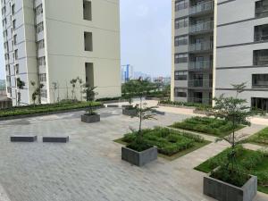 Κήπος έξω από το Relaxing Studio at Daan Mogot City Apartment By Travelio