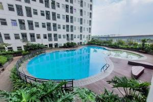 Πισίνα στο ή κοντά στο Cozy and Modern Studio at Serpong Garden Apartment By Travelio