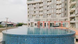 Πισίνα στο ή κοντά στο Simply Look Studio at Amazana Serpong Apartment By Travelio