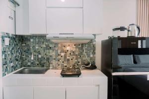 Η κουζίνα ή μικρή κουζίνα στο Simply Look Studio at Amazana Serpong Apartment By Travelio