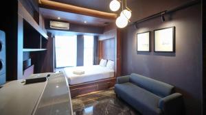 Katil atau katil-katil dalam bilik di Simple and Modern Studio (No Kitchen) Anderson Supermall Mansion Apartment By Travelio +6 gambar