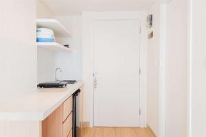 Η κουζίνα ή μικρή κουζίνα στο Simply and Homey Studio at Poris 88 Apartment By Travelio